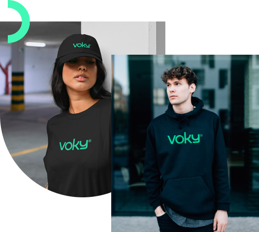 Tv&aring; modeller: En kvinna i en svart keps och en svart T-shirt med "Voky" tryckt p&aring; b&aring;da plaggen. En man i en hoodie med "Voky" tryckt p&aring; br&ouml;stet.